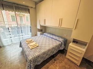 ein Schlafzimmer mit einem Bett, auf dem zwei Handtücher liegen in der Unterkunft Studio Blu by Interhome in Rapallo + 17 Fotos