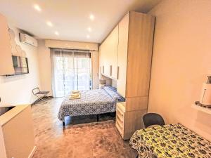 ein kleines Schlafzimmer mit zwei Betten und einem Fenster in der Unterkunft Studio Blu by Interhome in Rapallo