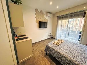 ein Schlafzimmer mit einem Bett, auf dem zwei Handtücher liegen in der Unterkunft Studio Blu by Interhome in Rapallo