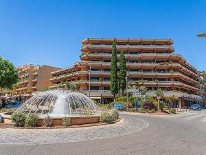 una fuente frente a un edificio alto en Studio Le Diamant by Interhome, en Le Lavandou
