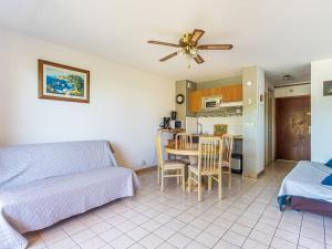 Una sala de estar con una cama y una mesa con sillas. en Studio Le Diamant by Interhome, en Le Lavandou 17 fotos más