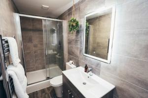 ein Badezimmer mit Waschbecken, Dusche und Toilette in der Unterkunft Hen & Chickens Luxury Apartments, Free Parking, By DerBnB in Derby