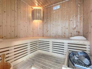 维斯尼安Villa Babudri by Interhome的木制房间中带长凳的桑拿浴室