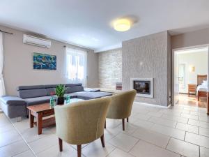 维斯尼安Villa Babudri by Interhome的客厅里有一张沙发和一张桌子。