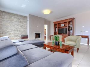 维斯尼安Villa Babudri by Interhome的客厅里有一张沙发和一张桌子。 更多43张照片