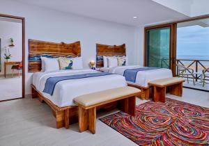 Postel nebo postele na pokoji v ubytování Ordovician Beach Resort