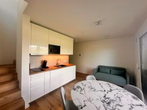 布莱德Sitara's Chalet的厨房配有桌子和蓝椅