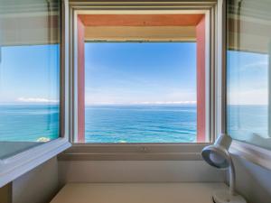 una ventana con vistas al océano en Apartment Mare by Interhome, en Case Fortullino 56 fotos más