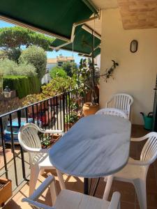 a blue table and two chairs on a balcony at Confort al cor de Calella in Palafrugell