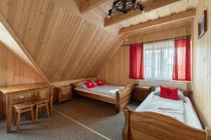 Posteľ alebo postele v izbe v ubytovaní Domek góralski Toporówka