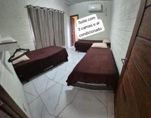 Ένα ή περισσότερα κρεβάτια σε δωμάτιο στο Flat com vista espetacular 2 banheiros 3 quartos área central-cozinha completa-AR- casais - grupos ou familias ou empresas