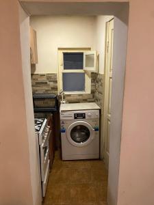Itʼkhvisiにあるhomeの小さなキッチン(洗濯機、電子レンジ付)