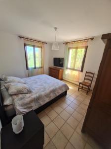 Un pat sau paturi într-o cameră la Laragne villa vacances famille
