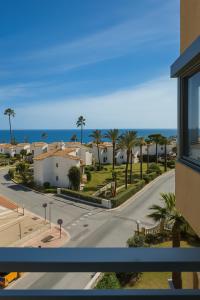desde el balcón de una calle con palmeras en La Cala de Mijas apartment, Sea View, 200m from the beach, close to town, en La Cala de Mijas
