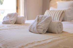 Postel nebo postele na pokoji v ubytování Hôtel Lou Juan