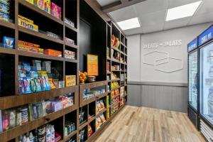 Supermarket nebo jiné obchody v  hotelu nebo okolí