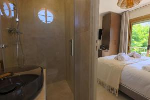 Postel nebo postele na pokoji v ubytování Hôtel Lou Juan