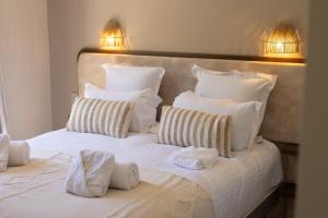 Postel nebo postele na pokoji v ubytování Hôtel Lou Juan