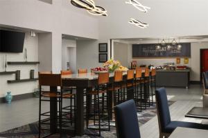 TV a/nebo společenská místnost v ubytování Hampton Inn & Suites Yonkers - Westchester