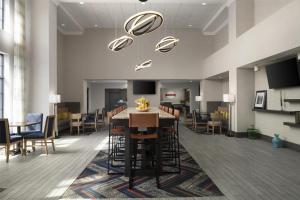 TV a/nebo společenská místnost v ubytování Hampton Inn & Suites Yonkers - Westchester