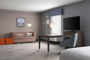 TV a/nebo společenská místnost v ubytování Hampton Inn & Suites Yonkers - Westchester
