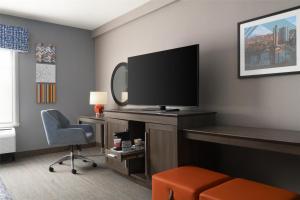 TV a/nebo společenská místnost v ubytování Hampton Inn & Suites Yonkers - Westchester