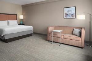Postel nebo postele na pokoji v ubytování Hampton Inn & Suites Yonkers - Westchester