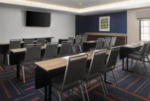 TV a/nebo společenská místnost v ubytování Hampton Inn & Suites Yonkers - Westchester