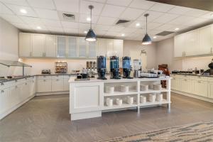 Kuchyň nebo kuchyňský kout v ubytování Homewood Suites By Hilton Schenectady
