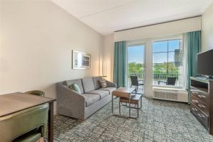 TV a/nebo společenská místnost v ubytování Homewood Suites By Hilton Schenectady