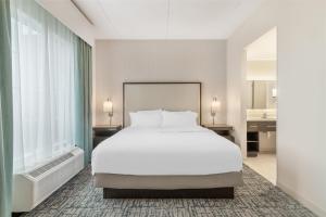 Postel nebo postele na pokoji v ubytování Homewood Suites By Hilton Schenectady