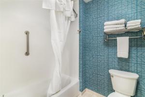 Koupelna v ubytování Homewood Suites By Hilton Schenectady