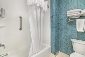 Koupelna v ubytování Homewood Suites By Hilton Schenectady