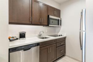 Kuchyň nebo kuchyňský kout v ubytování Homewood Suites By Hilton Schenectady