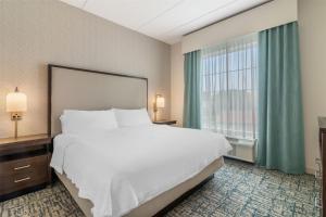 Postel nebo postele na pokoji v ubytování Homewood Suites By Hilton Schenectady