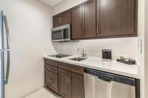 Kuchyň nebo kuchyňský kout v ubytování Homewood Suites By Hilton Schenectady