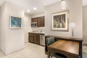 Kuchyň nebo kuchyňský kout v ubytování Homewood Suites By Hilton Schenectady