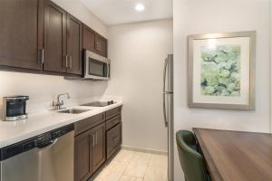 Kuchyň nebo kuchyňský kout v ubytování Homewood Suites By Hilton Schenectady