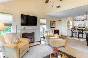 Lakeside Condo with Pool in Osage Beach Main Channel的休息区