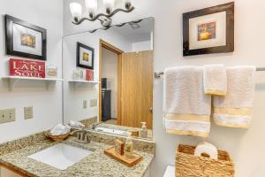 欧塞奇比奇Lakeside Condo with Pool in Osage Beach Main Channel的带水槽和镜子的浴室