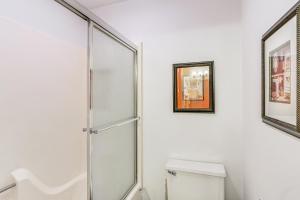 Lakeside Condo with Pool in Osage Beach Main Channel的一间浴室