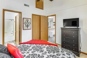 Lakeside Condo with Pool in Osage Beach Main Channel客房内的一张或多张床位