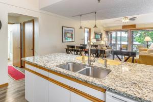 欧塞奇比奇Lakeside Condo with Pool in Osage Beach Main Channel的相册照片