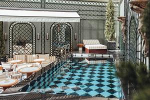 Hotel SAX Paris, LXR Hotels & Resorts的休息区