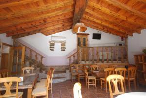 um quarto com uma mesa e cadeiras num edifício em Hospedería Río Zumeta Spa em Santiago de la Espada