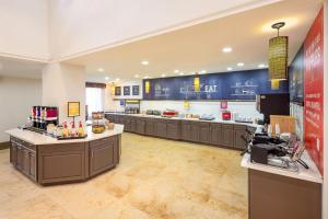 a large kitchen with aasteryasteryasteryasteryasteryasteryasteryasteryasteryasteryastery at Hampton Inn & Suites St. Augustine-Vilano Beach in Saint Augustine