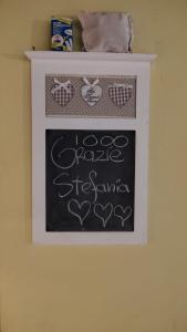 un tableau noir avec un panneau mural dans l'établissement GRAZIOSO Appartamento, à Spolète