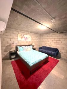 1 dormitorio con cama y alfombra roja en Modern 2 Bdrm w/Parking in the Heart of Hillcrest, en San Diego