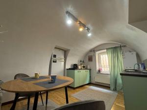 a living room with a table and a kitchen at Hidden Hollow - Ultra Central in Braşov