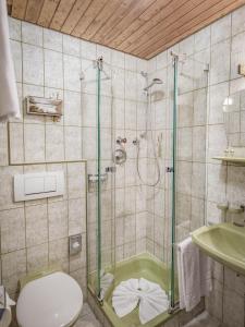A bathroom at Gästehaus Elfriede inklusive Sommerbergbahnticket
